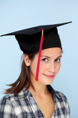 Öğrenci kız gülümseyerek