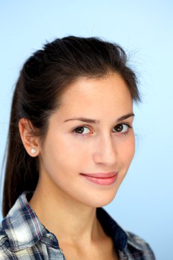 Gülümseyen genç kadın