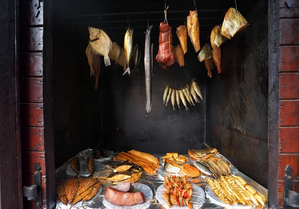 Smokehouse gelen deniz balıkları — Stok fotoğraf