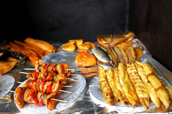 Kendi ev smokehouse ve leziz deniz balıkları, sağlıklı gıda — Stok fotoğraf