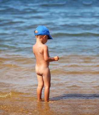 Deniz kenarında tatil küçük çocuk