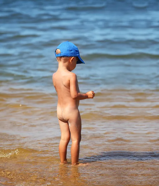 Deniz kenarında tatil küçük çocuk