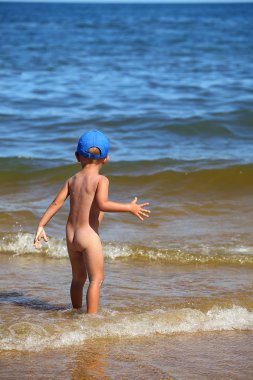 Deniz kenarında tatil küçük çocuk