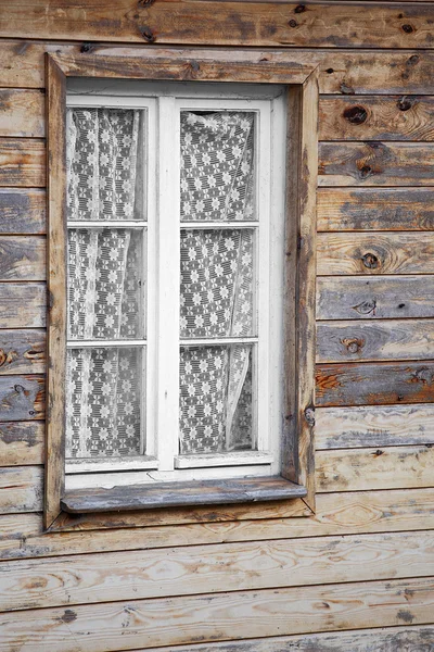 Ländliche viel vernachlässigte Fenster in Holzwand — Stockfoto