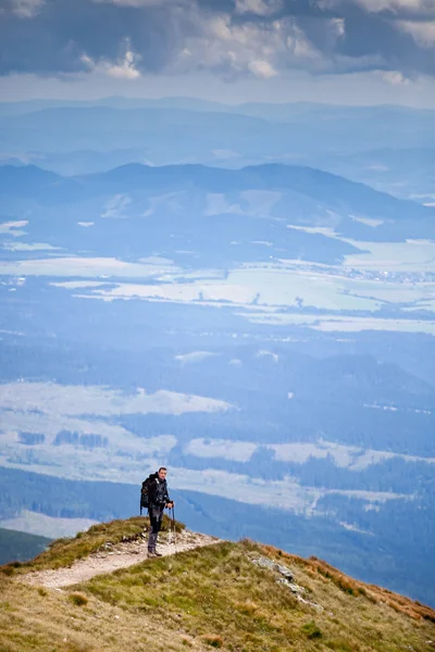 Randonneur masculin dans les monts Tatra — Photo