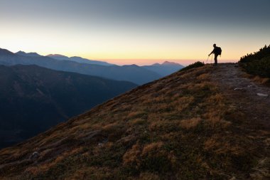 tatra Dağları'nda uzun yürüyüşe çıkan kimse