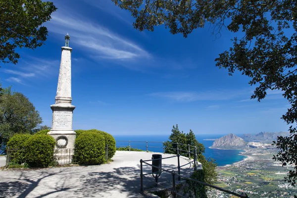 Památník v erice středověkého města, Sicílie — Stock fotografie