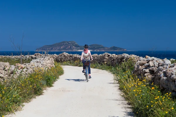 yetişkin kadın favignana Adası'nda bisiklet