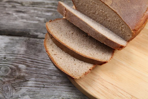 Bröd på en träskiva. — Stockfoto