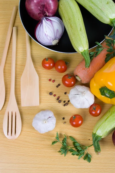 Čerstvá zelenina a kuchyňské potřeby — Stock fotografie