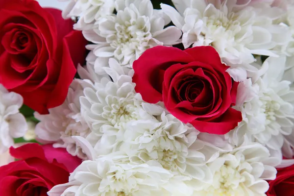 Bouquet van rozen en chrysanten — Stockfoto
