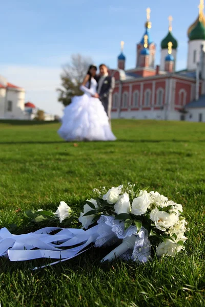 Bouquet da sposa sull'erba verde — Foto Stock