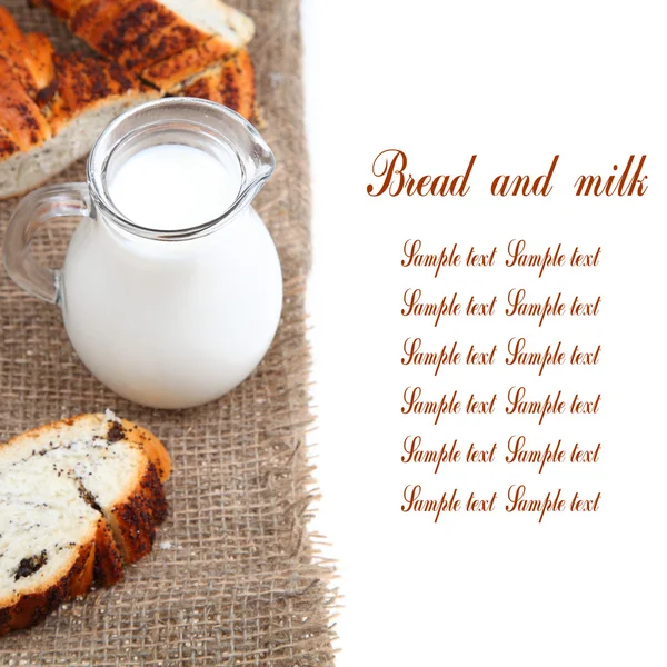 Glaskrug mit Milch und Brot — Stockfoto