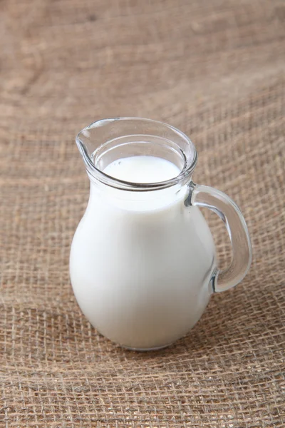 Γυάλινη κανάτα με το γάλα — Φωτογραφία Αρχείου