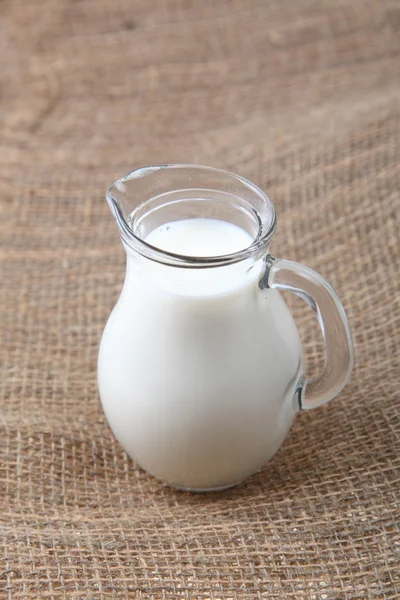 Jarra de vidrio con leche — Foto de Stock