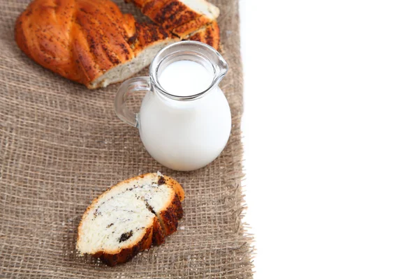 Skleněná konvice s mlékem a chléb — Stock fotografie