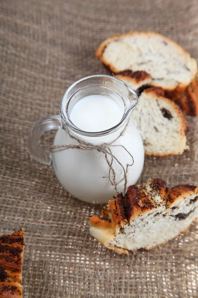 Pot en verre avec lait et pain — Photo