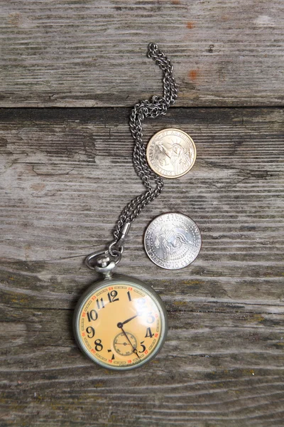 Old clock and U.S. coins — Stock Photo, Image