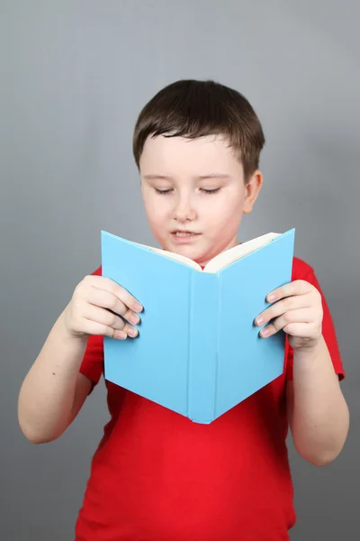 Chłopiec z książką — Zdjęcie stockowe