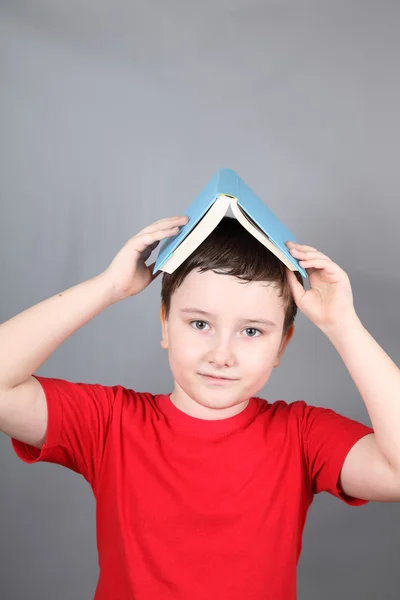 Αγόρι με ένα βιβλίο — Φωτογραφία Αρχείου