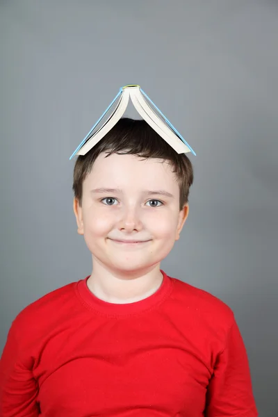 Junge mit einem Buch — Stockfoto