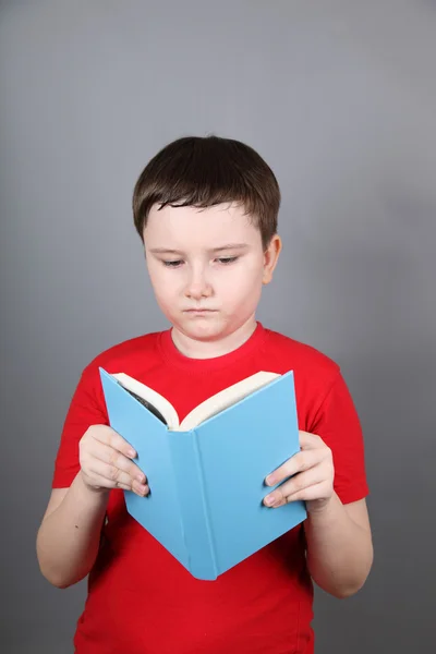 Junge mit einem Buch — Stockfoto