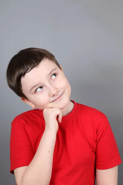 Junge auf grauem Hintergrund — Stockfoto