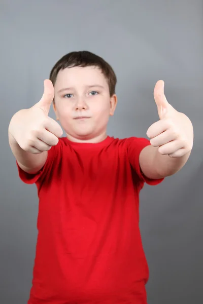 Мальчик показывает большие пальцы вверх — стоковое фото