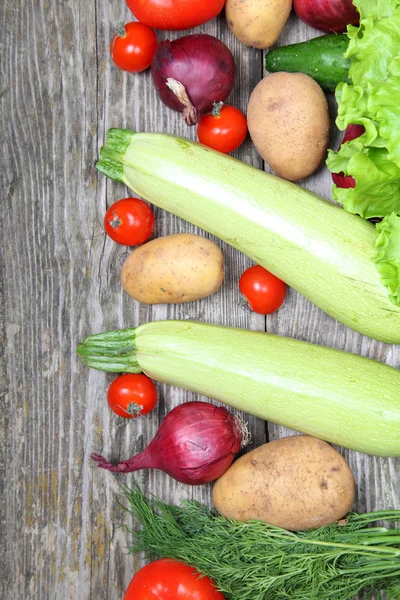 Świeże warzywa na drewnianym stole — Zdjęcie stockowe
