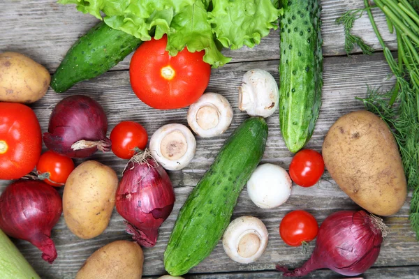 Färska grönsaker på ett träbord — Stockfoto