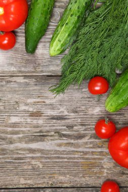 Tahta bir masada taze sebzeler.