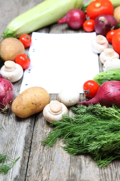 Świeże warzywa i papieru na przepis — Zdjęcie stockowe