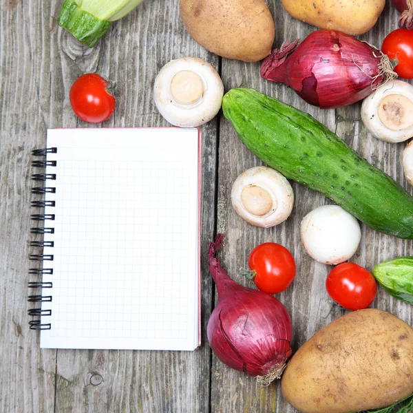 Čerstvá zelenina a notebook za recept — Stock fotografie