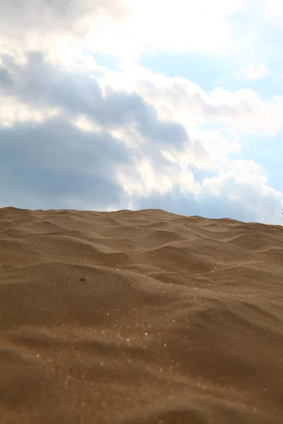 Жовтий пісок і чисте небо — стокове фото