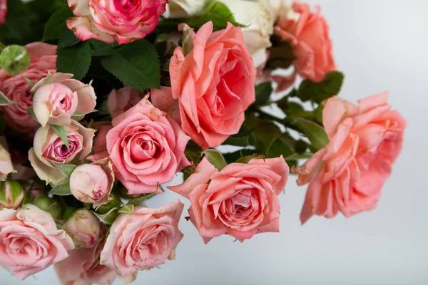 Bouquet Rose Rosa Uno Sfondo Legno Chiaro Bella Carta — Foto Stock