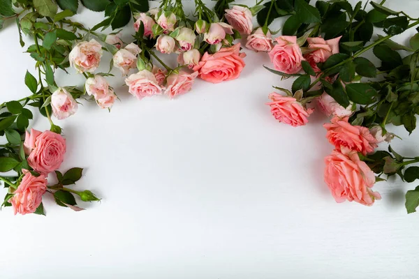 Rosa Rosor Ljus Trä Bakgrund Plats För Din Text Blommor — Stockfoto