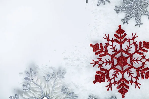 白色背景的雪地上覆盖着雪花的边疆 圣诞装饰 放在你的文字位置上 — 图库照片