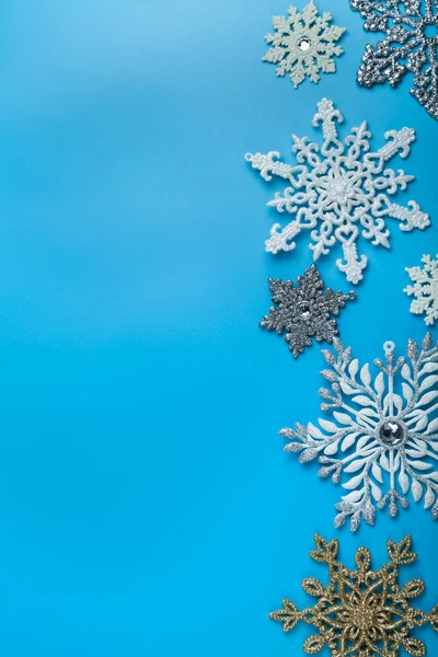 Mavi Arkaplandaki Kar Tanelerinin Sınırı Noel Dekoru Metnin Için Yer — Stok fotoğraf
