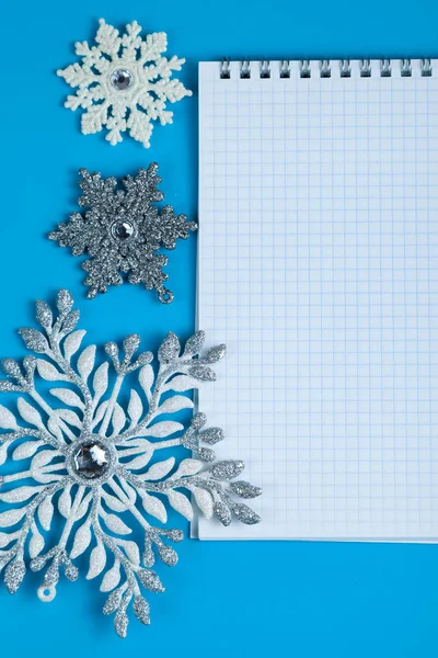 Notebook Och Snöflingor Blå Bakgrund Julinredning Plats För Din Text — Stockfoto