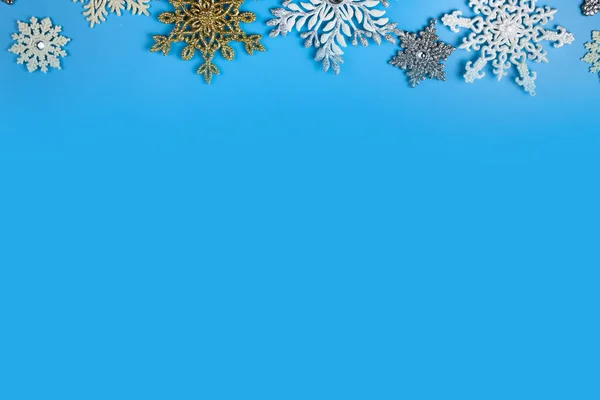 青い背景の雪片からの境界線 クリスマスの装飾 テキストの場所 — ストック写真