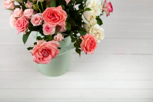 Ramo Rosas Rosadas Sobre Fondo Madera Clara Hermosa Tarjeta —  Fotos de Stock