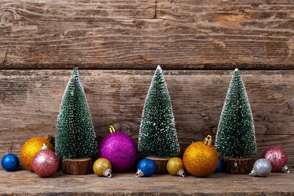 Weihnachtsbäume Und Kugeln Auf Einem Hölzernen Hintergrund Festliche Postkarte — Stockfoto