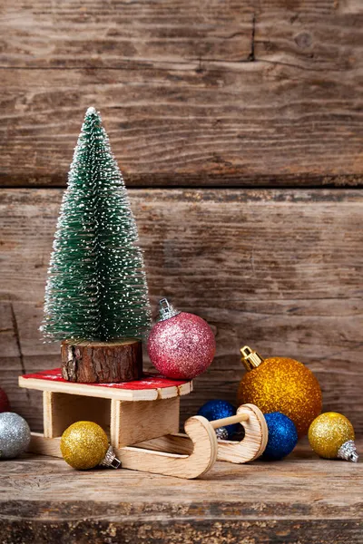 Árbol Navidad Trineos Bolas Sobre Fondo Madera Postal Festiva — Foto de Stock