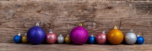 Confine Palle Multicolori Uno Sfondo Legno Natale Sfondo Festivo — Foto Stock