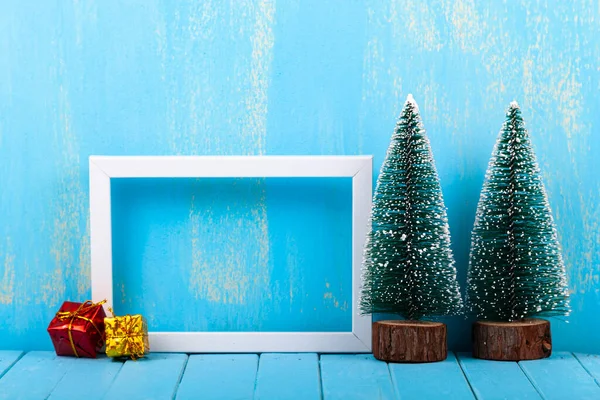 Rahmen Und Weihnachtsbäume Auf Blauem Hintergrund Platz Für Ihren Text — Stockfoto