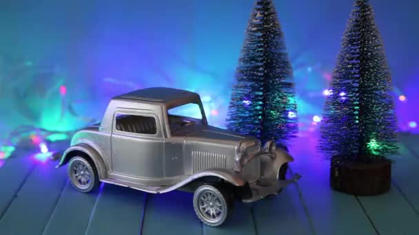 Coche Retro Plateado Sobre Fondo Luces Navideñas Multicolores — Vídeos de Stock