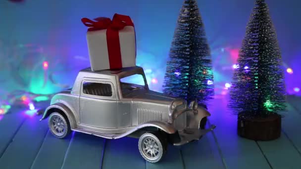 Stříbrné Retro Auto Dárkem Střeše Pozadí Pestrobarevných Vánočních Světel Žena — Stock video