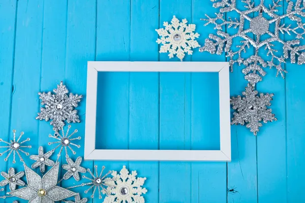 蓝色背景上的框架和圣诞雪花 圣诞卡放在你的文字位置上 — 图库照片