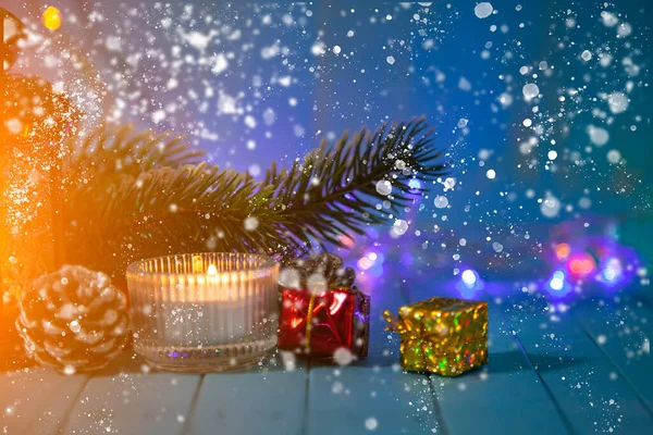 Kerze Dekor Und Weihnachtsbaum Auf Dem Hintergrund Der Weihnachtsbeleuchtung Festliche — Stockfoto