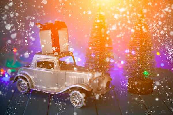 Ретро Автомобіль Подарунком Даху Тлі Різдвяних Вогнів Святкова Листівка — стокове фото